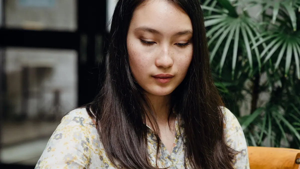 一位顾客在咖啡馆里看手机上的消息