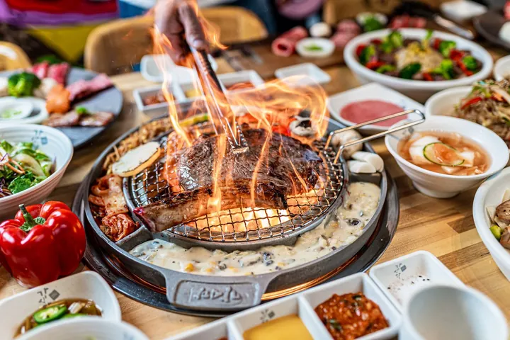 炭火上正在炙烤的肉。