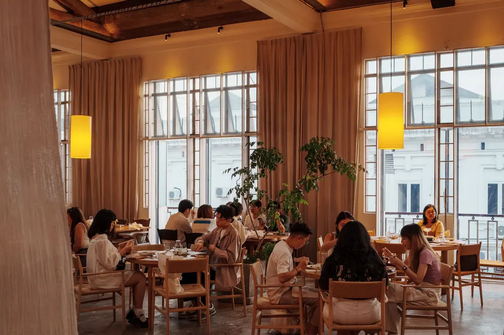 午餐时明亮的用餐区