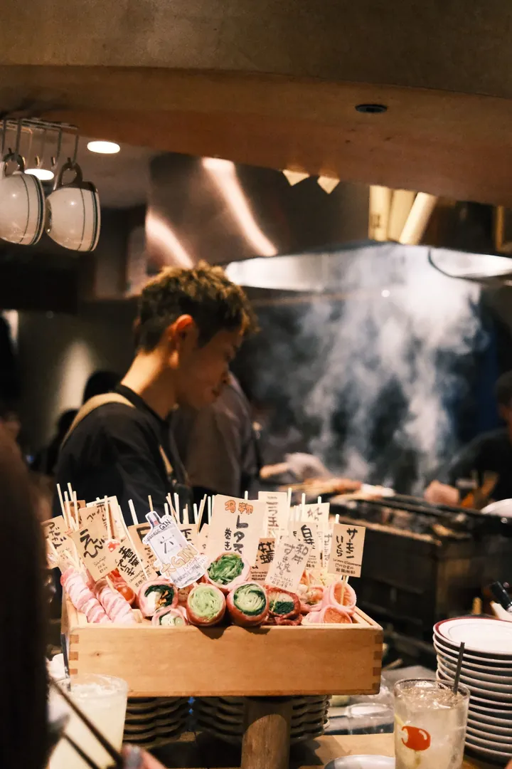 厨师在铁板上烹饪