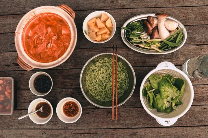 俯拍一桌共享菜品